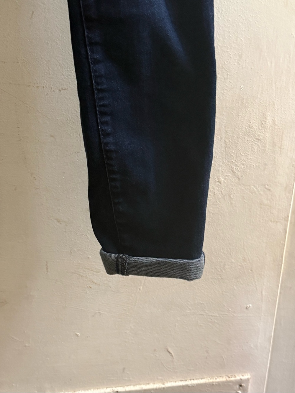 Good American Skinny Jeans in Dark Indigo Blue - Picture 3 of 9